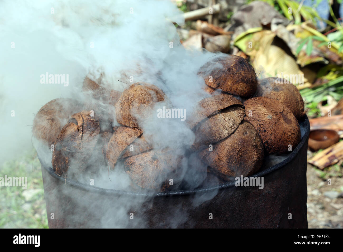 Le conchiglie di cocco vengono trasformate in carbone sulla strada Foto Stock
