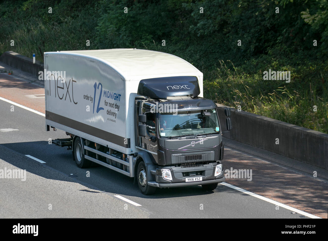 On-line Next Deliver Volvo FL; autocarri pesanti per la consegna della Volvo Haulage su M6 a Lancaster, Regno Unito Foto Stock