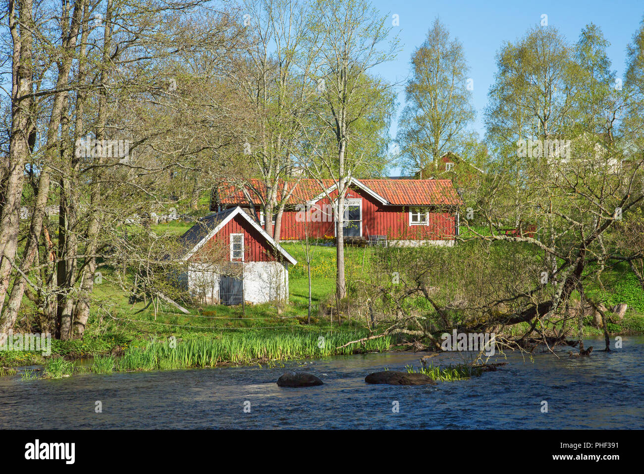 Antico casolare presso il fiume in primavera Foto Stock