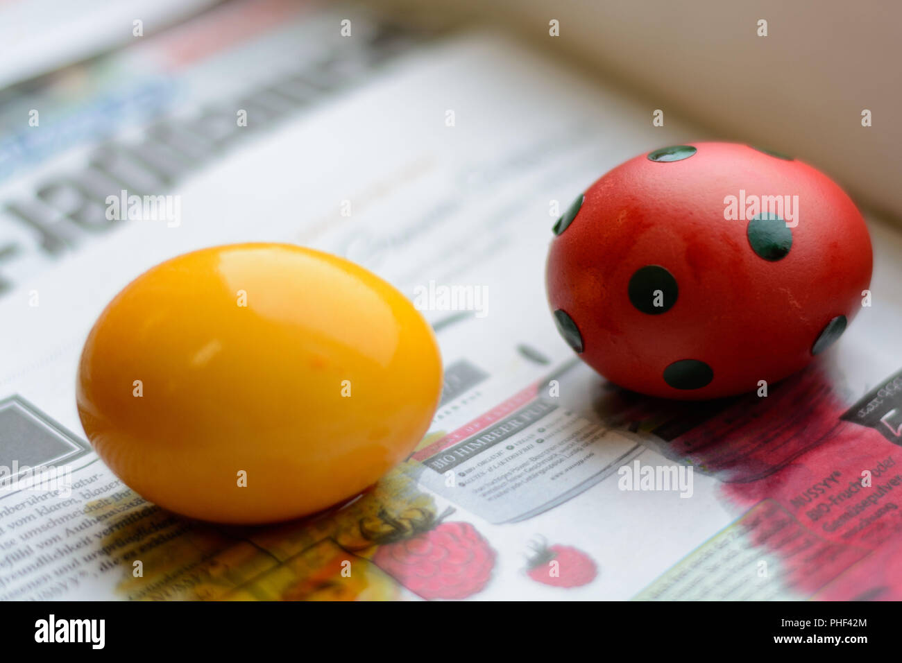 Colorato colorato le uova di pasqua come un simbolo della vita Foto Stock