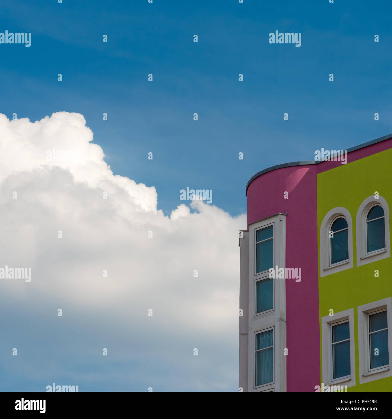 Una casa colorata con una nuvola in background in un giorno di estate Foto Stock