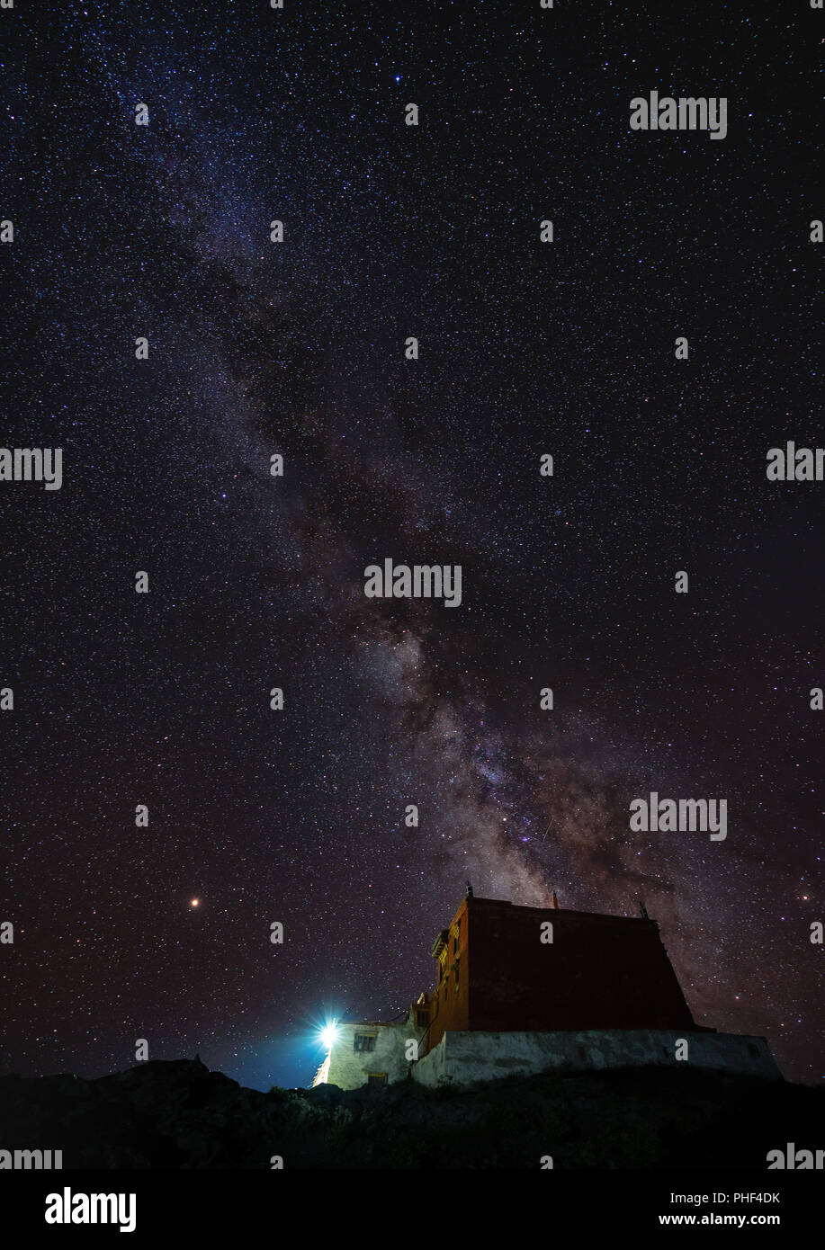 Paesaggio verticale, notte cielo pieno di stelle e la via lattea con antico tempio al monastero di Rangdum in India Foto Stock