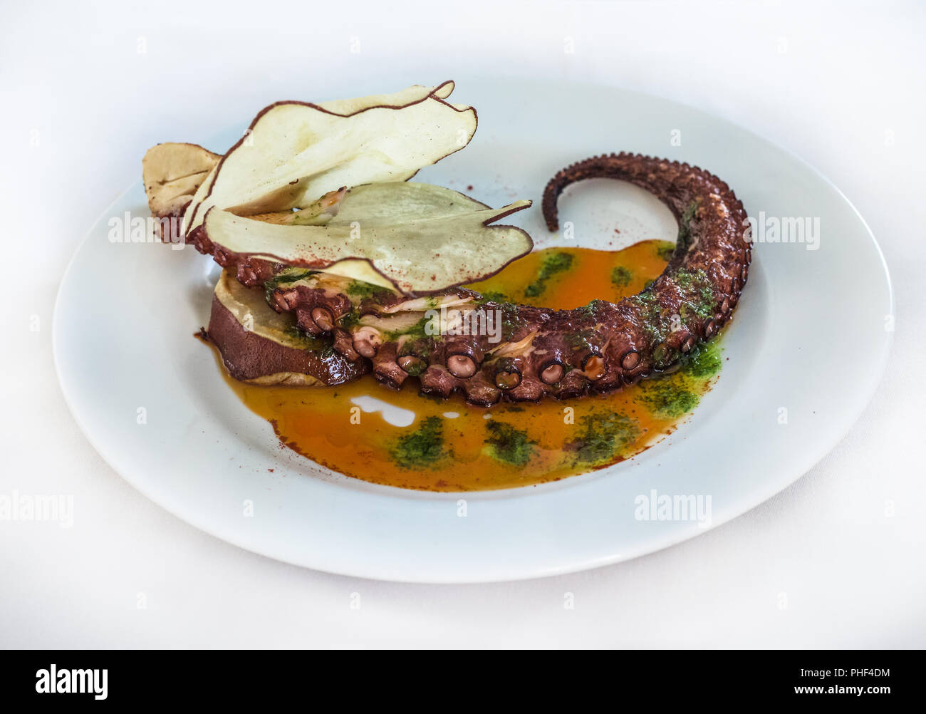 Una piastra di polpo alla griglia Foto Stock