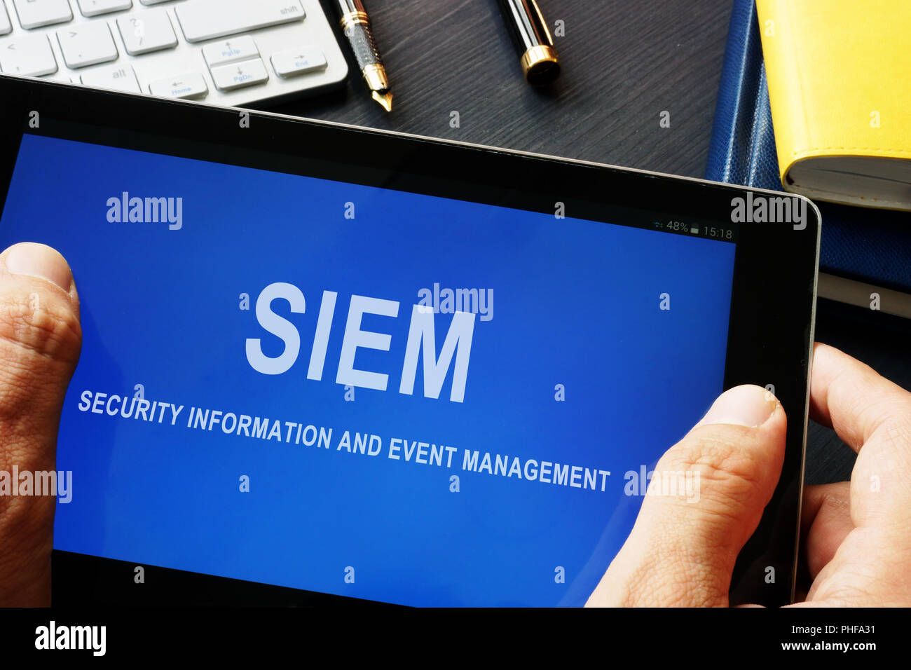 SIEM informazioni di sicurezza e la gestione degli eventi in programma un tablet. Foto Stock