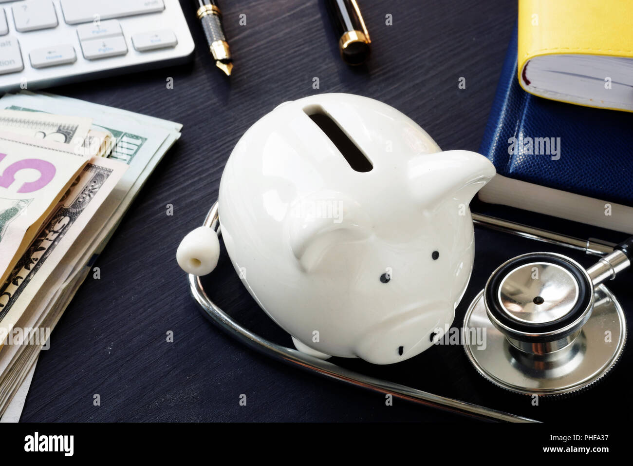 Salute finanziaria concetto. Lo stetoscopio e il salvadanaio. Foto Stock