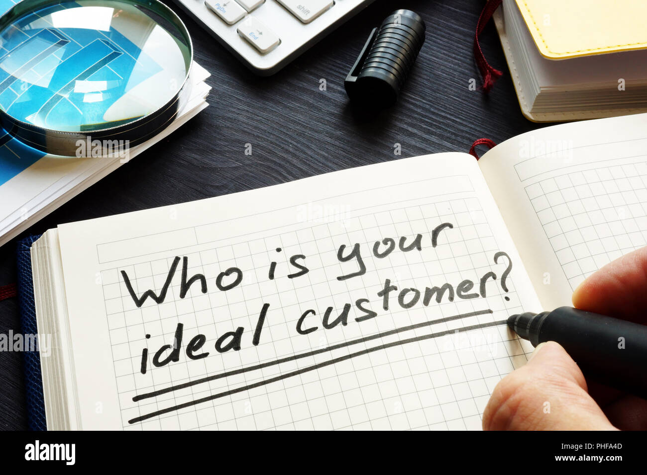 Chi è il tuo cliente ideale scritta a mano in una nota. La fedeltà e la soddisfazione dei clienti. Foto Stock