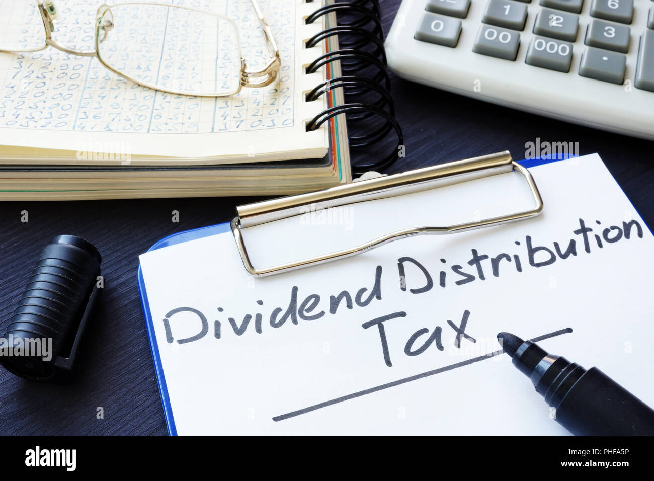 Distribuzione del dividendo imposta il DDT scritto su un foglio di carta. Foto Stock