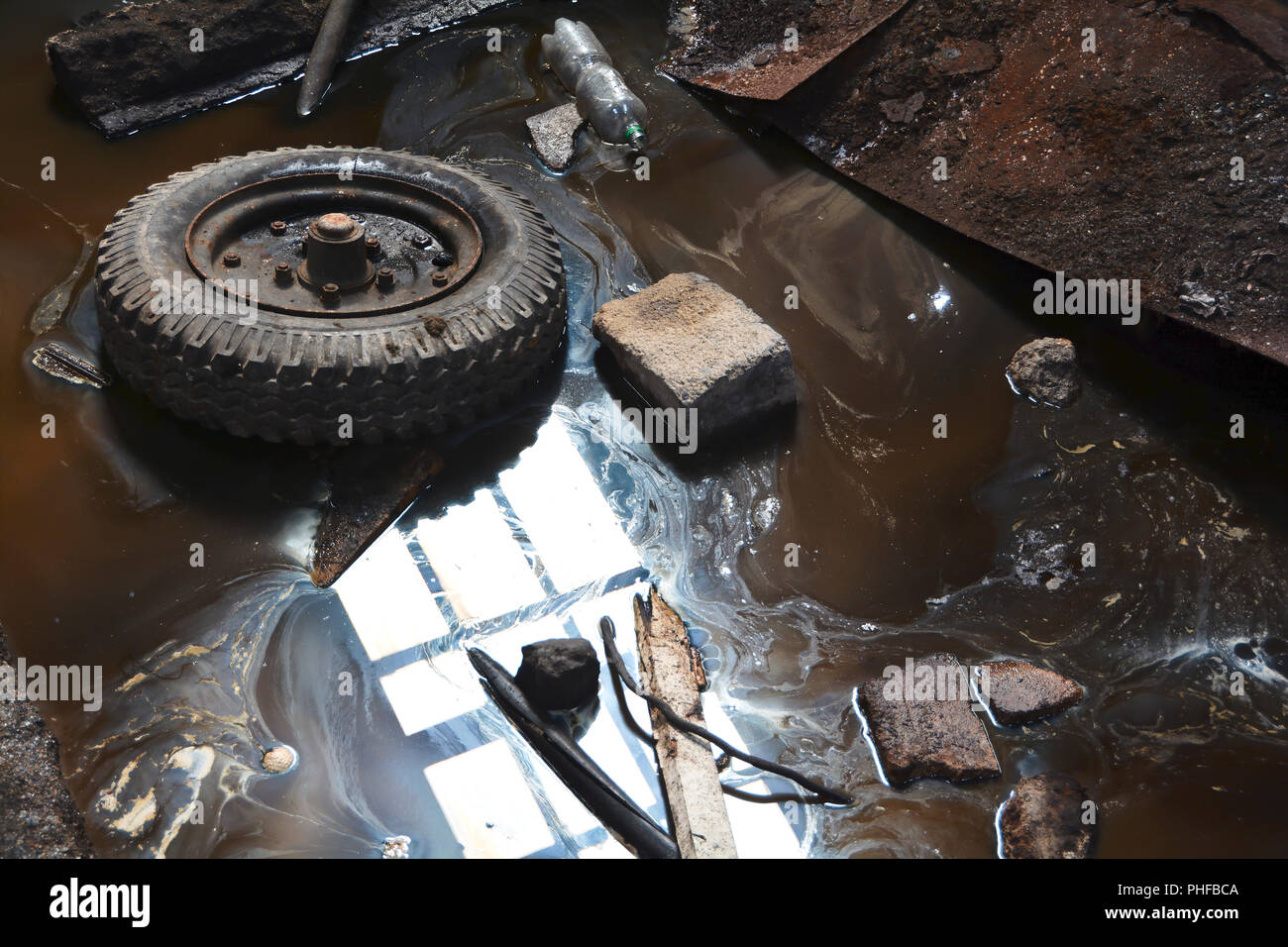 Di inquinamento in un abbandono di fabbrica in disuso Foto Stock