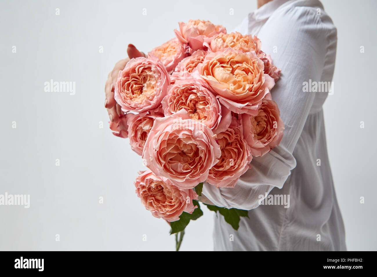 Ragazza con un mazzo di fiori per la festa della mamma Foto Stock