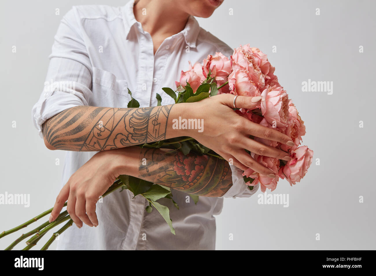 Ragazza con un mazzo di fiori per la festa della mamma Foto Stock
