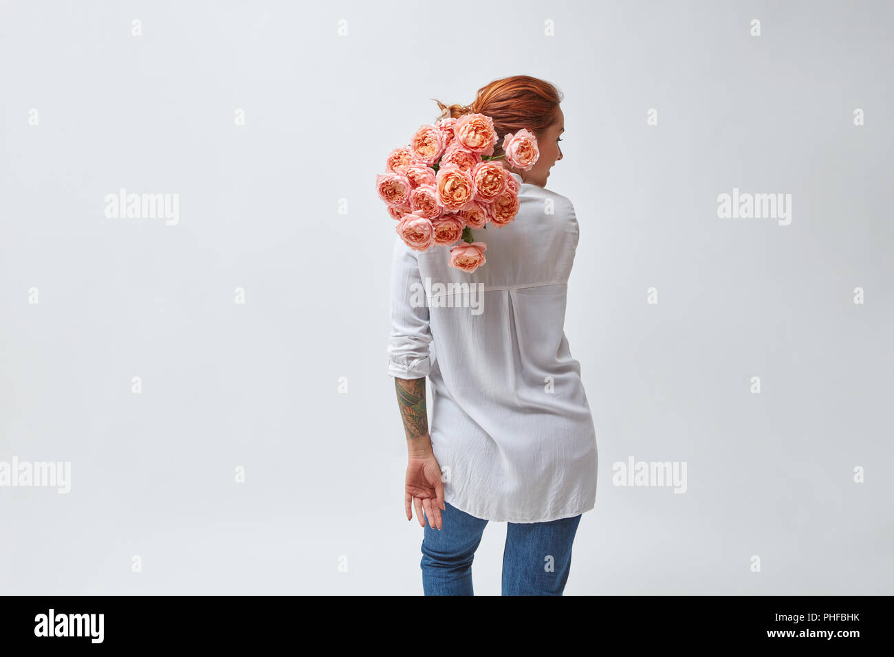 Donna con un mazzo di fiori per la festa della mamma Foto Stock