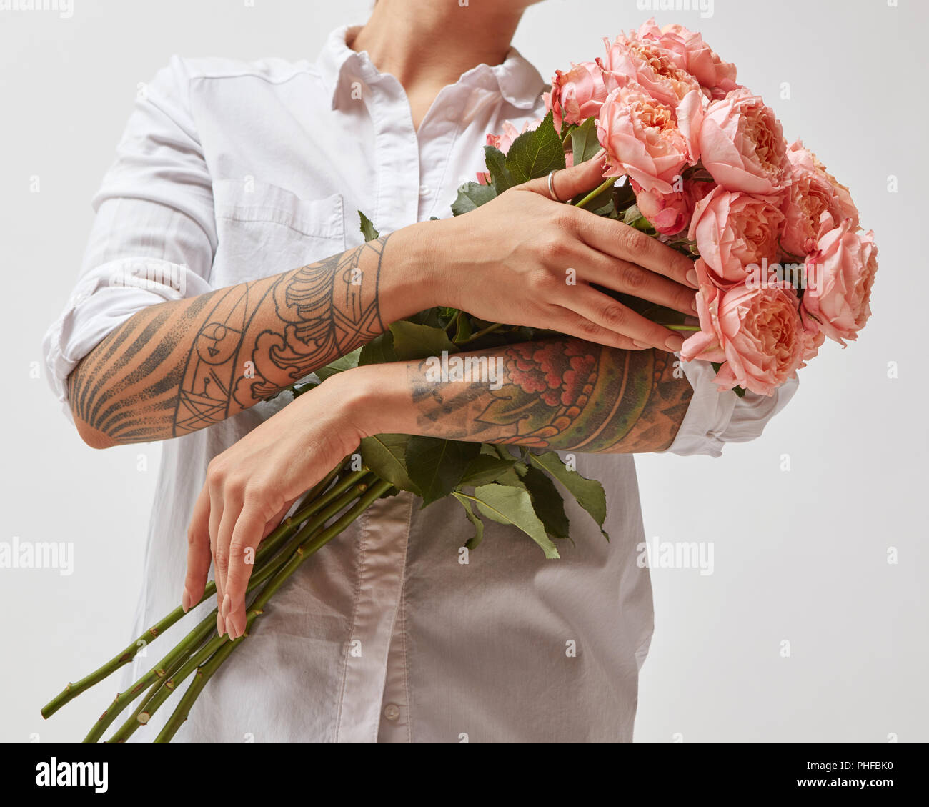 Ragazza con un mazzo di fiori per la festa della mamma Foto Stock