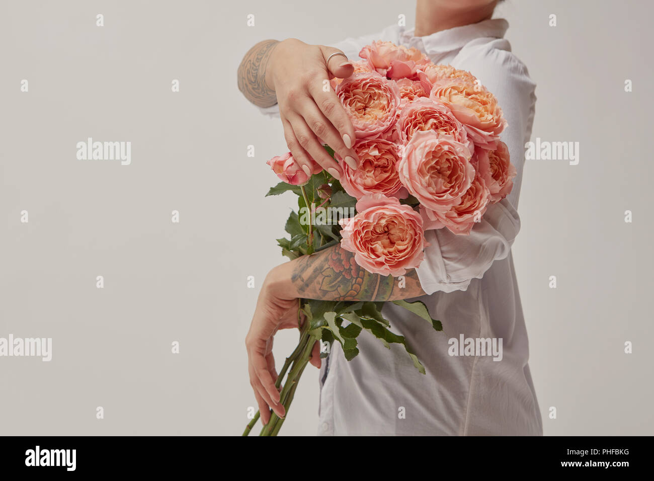 Ragazza con un mazzo di fiori per la festa della mamma Foto Stock