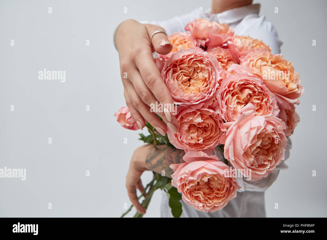 Ragazza con un mazzo di fiori per la festa della mamma Foto Stock