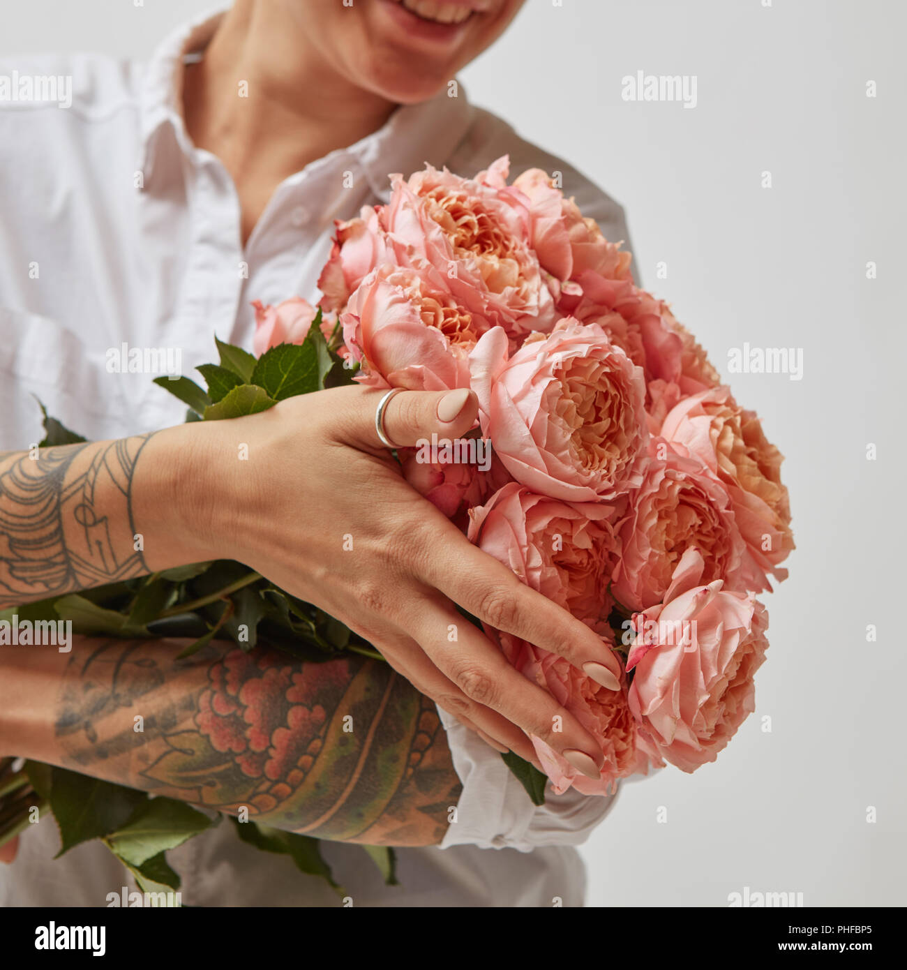 Ragazza con un mazzo di fiori per la festa della mamma Foto Stock