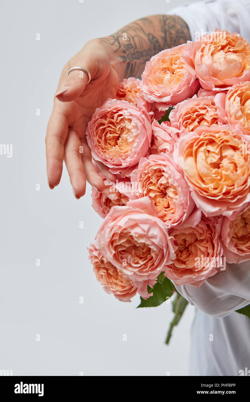 Ragazza con un mazzo di fiori per la festa della mamma Foto Stock