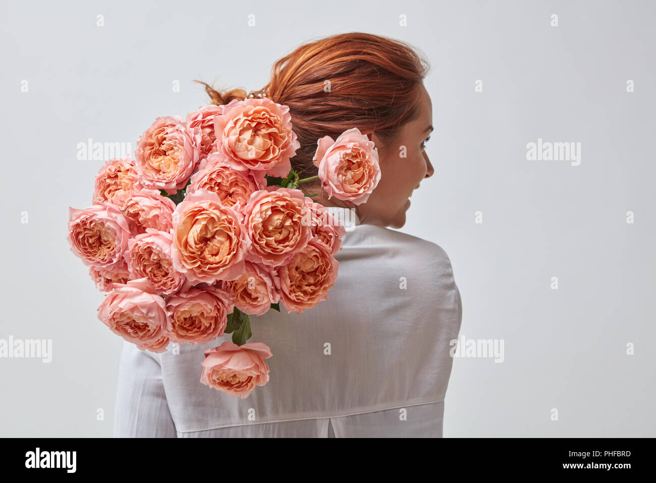 Donna con un mazzo di fiori per la festa della mamma Foto Stock
