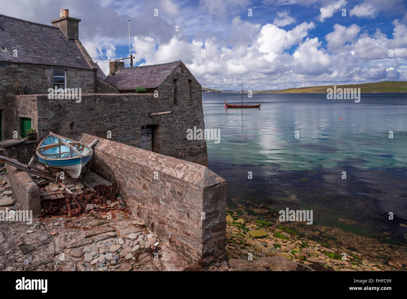 Vecchia casa di pietra di mare a Lerwick, isole Shetland, Scozia in una giornata di sole Foto Stock