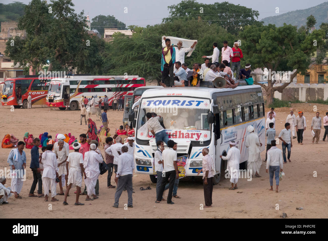 Le persone sul tetto del bus turistico in Pushkar, Rajasthan, India Foto Stock