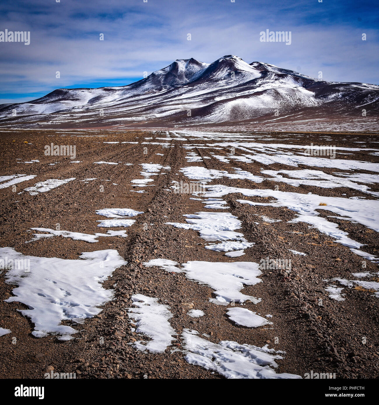 Surreale paesaggio invernale e Snow capped paesaggio di montagna nel deserto SIloli, Sud Lipez provincia, Bolivia Foto Stock