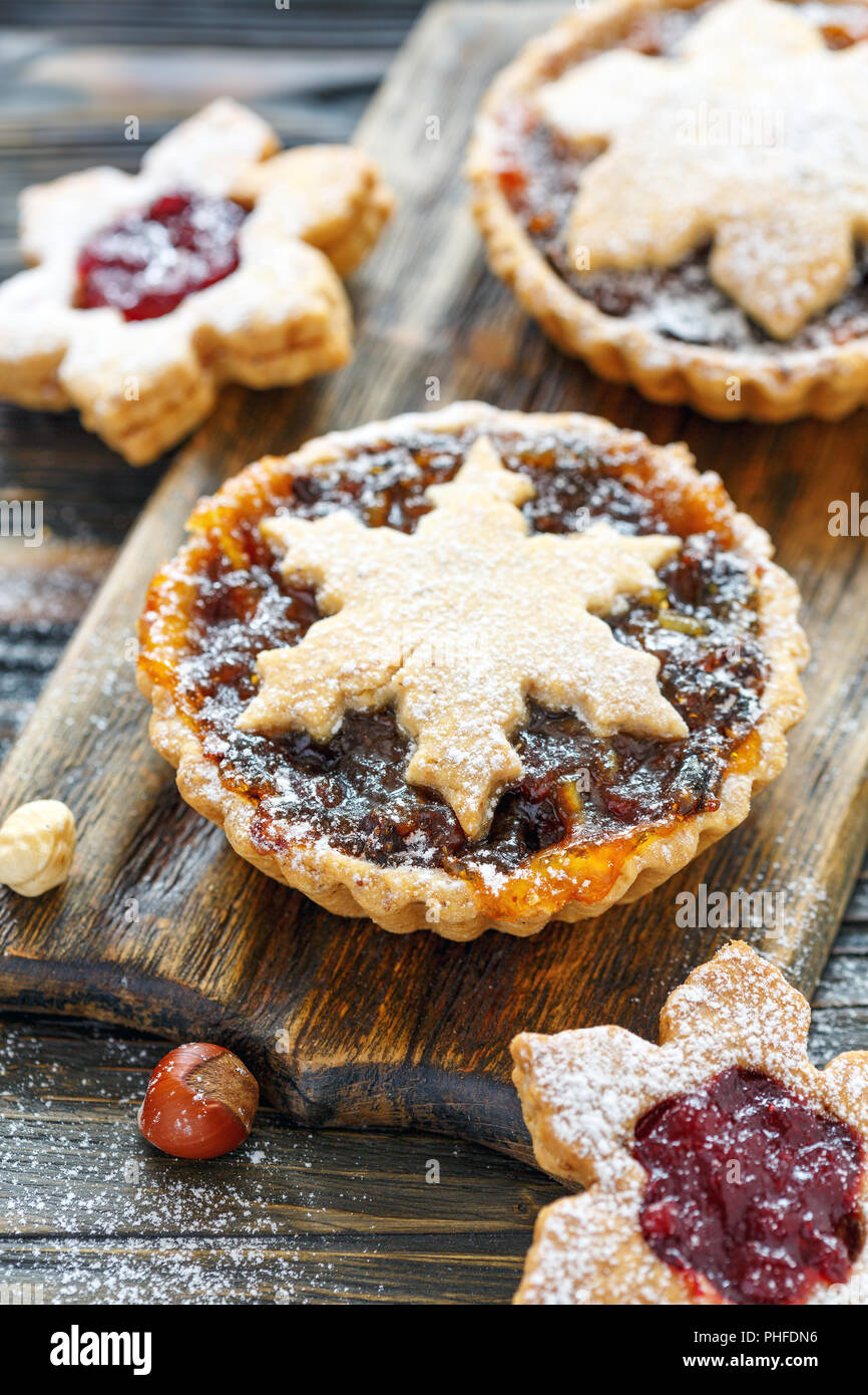 Torte con frutta secca, confettura di arancio e i dadi. Foto Stock