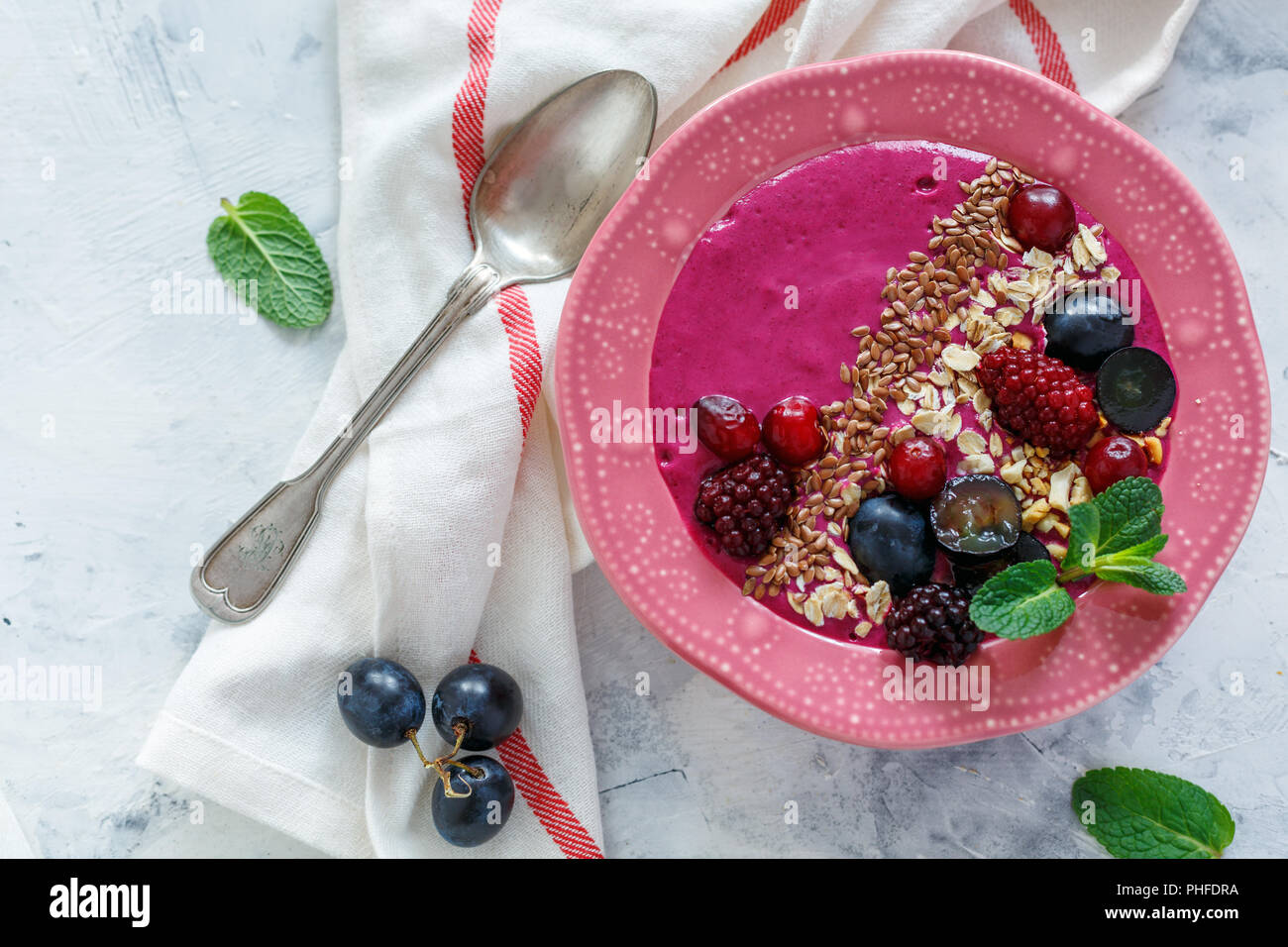 Frullato di rosso ciotola con bietole, more e marrone di lino. Foto Stock