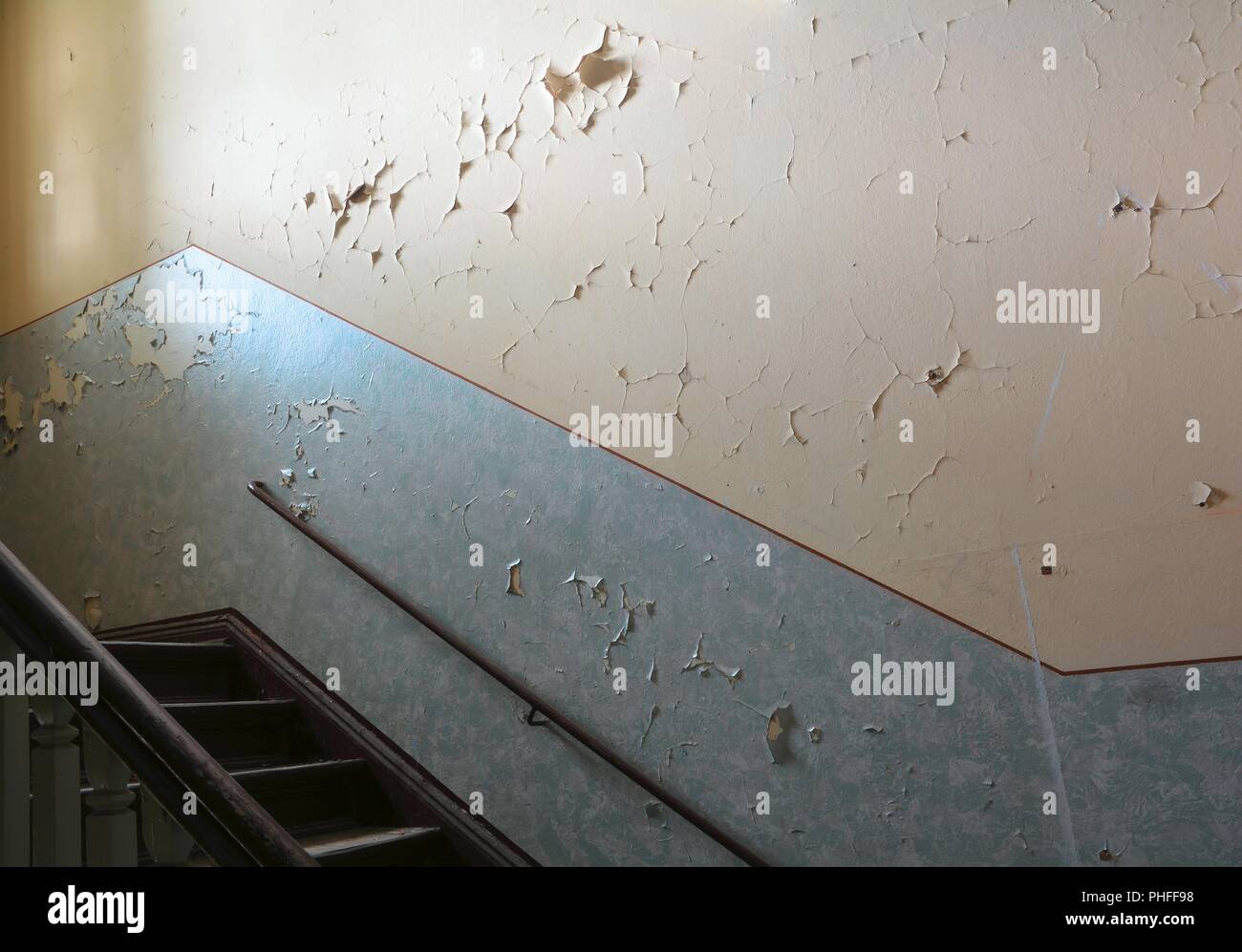 La scala in un vuoto abbandonato edificio di appartamenti Foto Stock