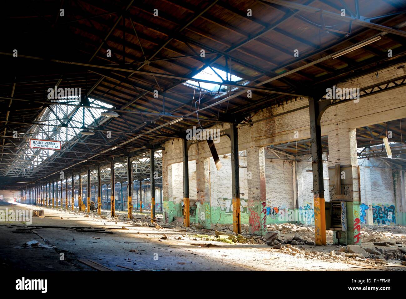 Sala di fabbrica di una fabbrica abbandonata in Magdeburg Foto Stock