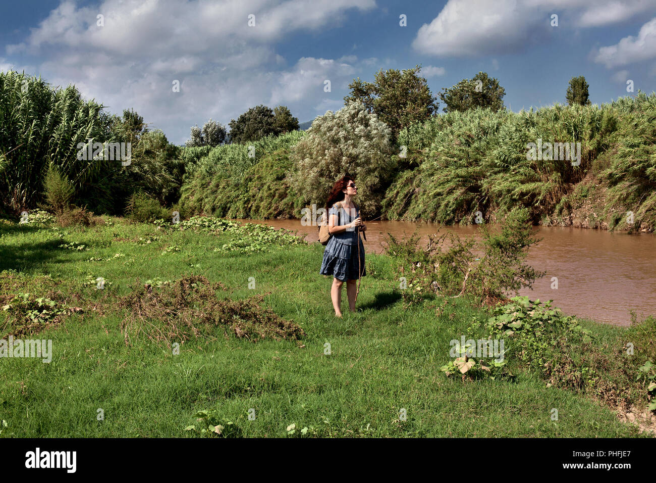 Donna in piedi dal fiume Llobregat, Spagna. Foto Stock