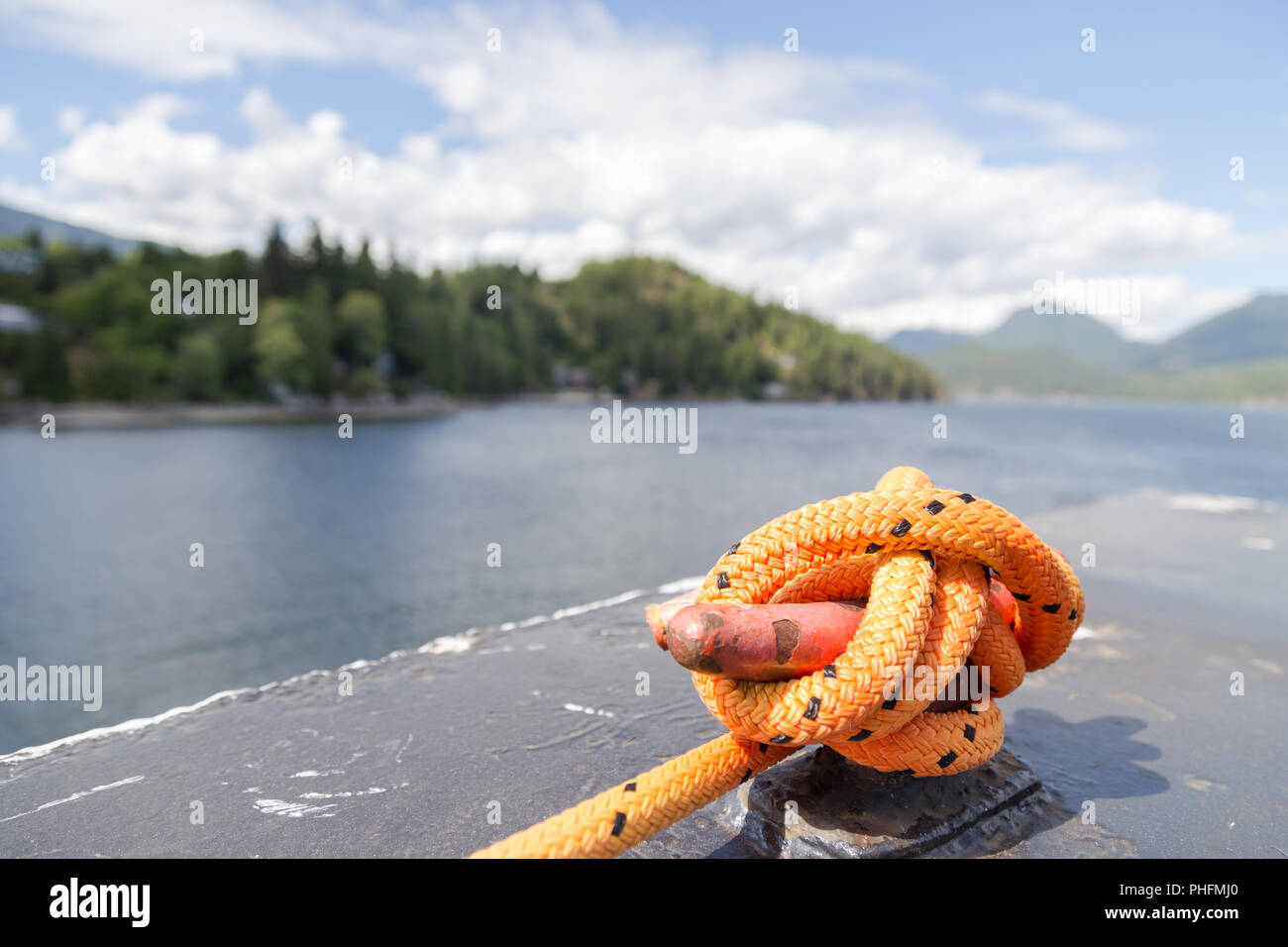 Close-up di una cima di ormeggio con una estremità annodata legato attorno un gancio su un traghetto. Foto Stock