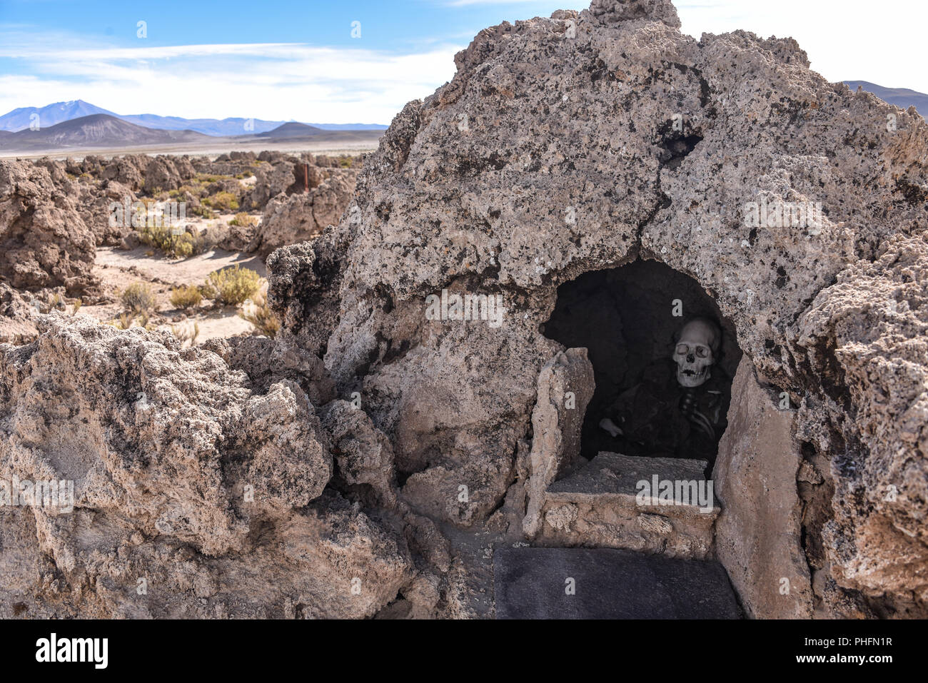 Antichi resti umani sepolti nelle tradizionali Chullpas presso la necropoli di San Juan Foto Stock