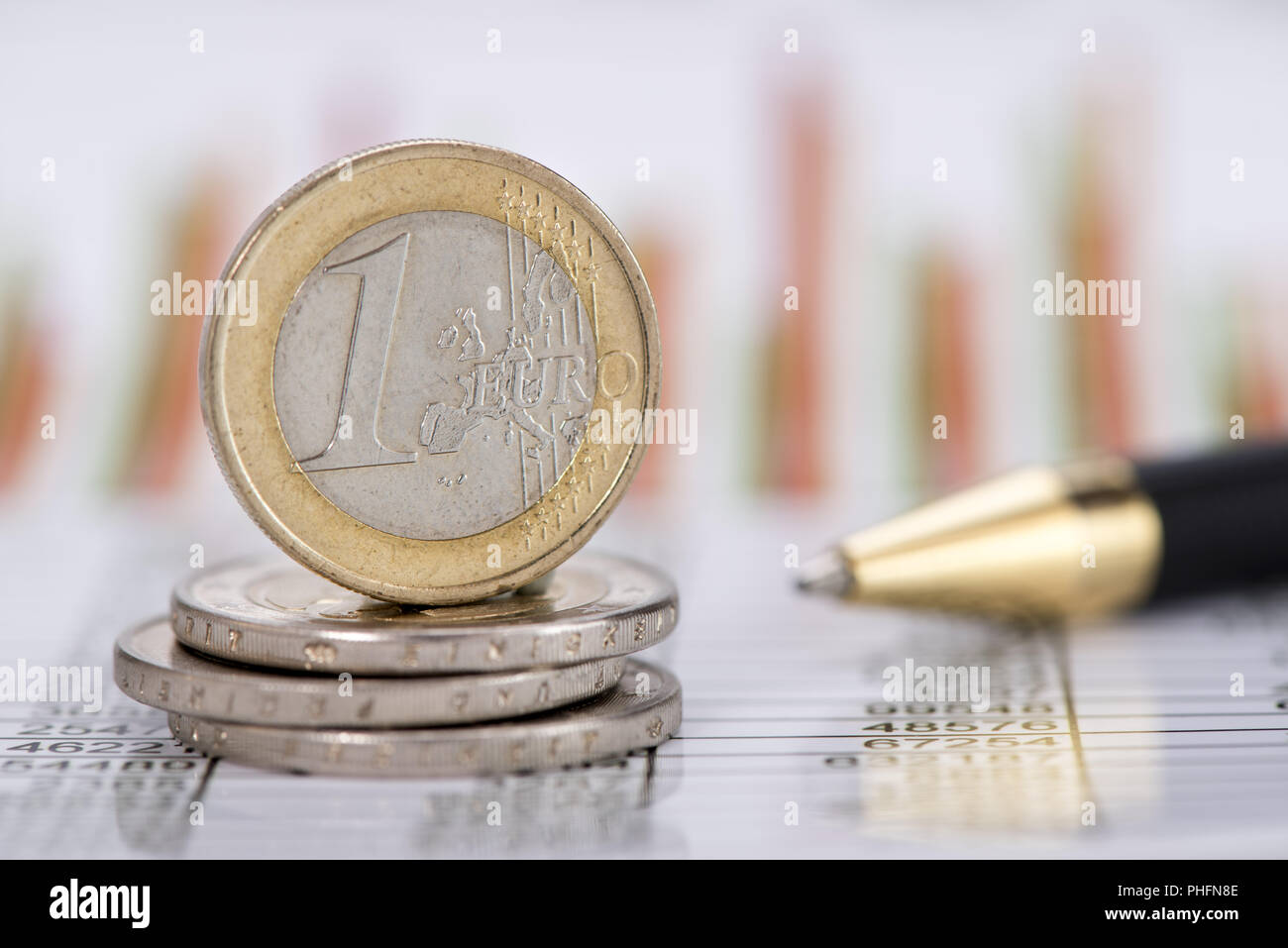 Impilati monete in euro con dati e grafico del mercato dei cambi Foto Stock