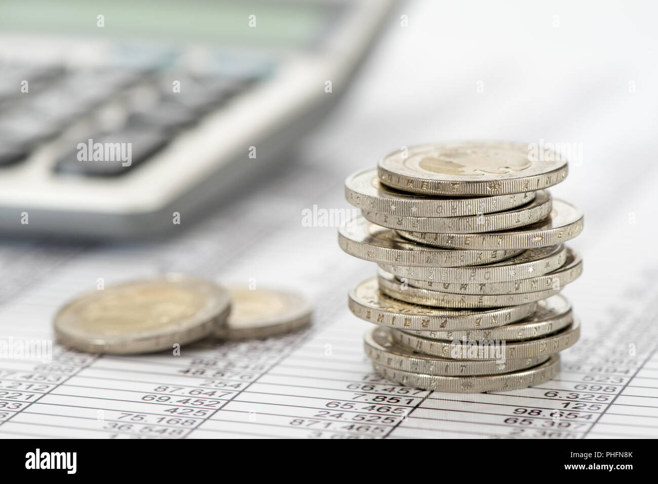 Impilati monete in euro con dati e grafico del mercato dei cambi Foto Stock