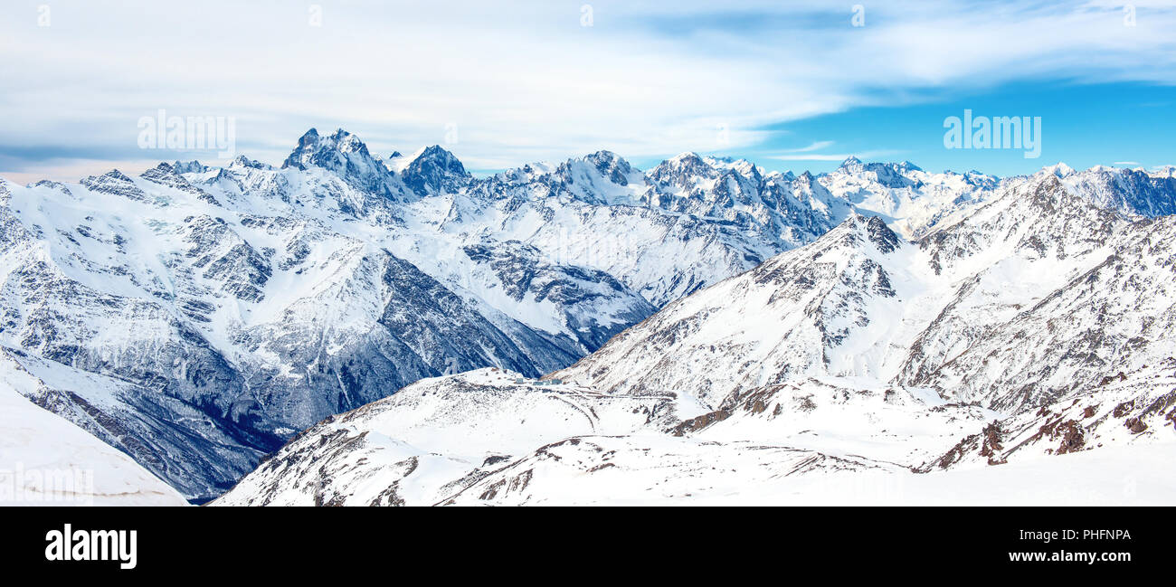 Panorama delle montagne invernali Foto Stock