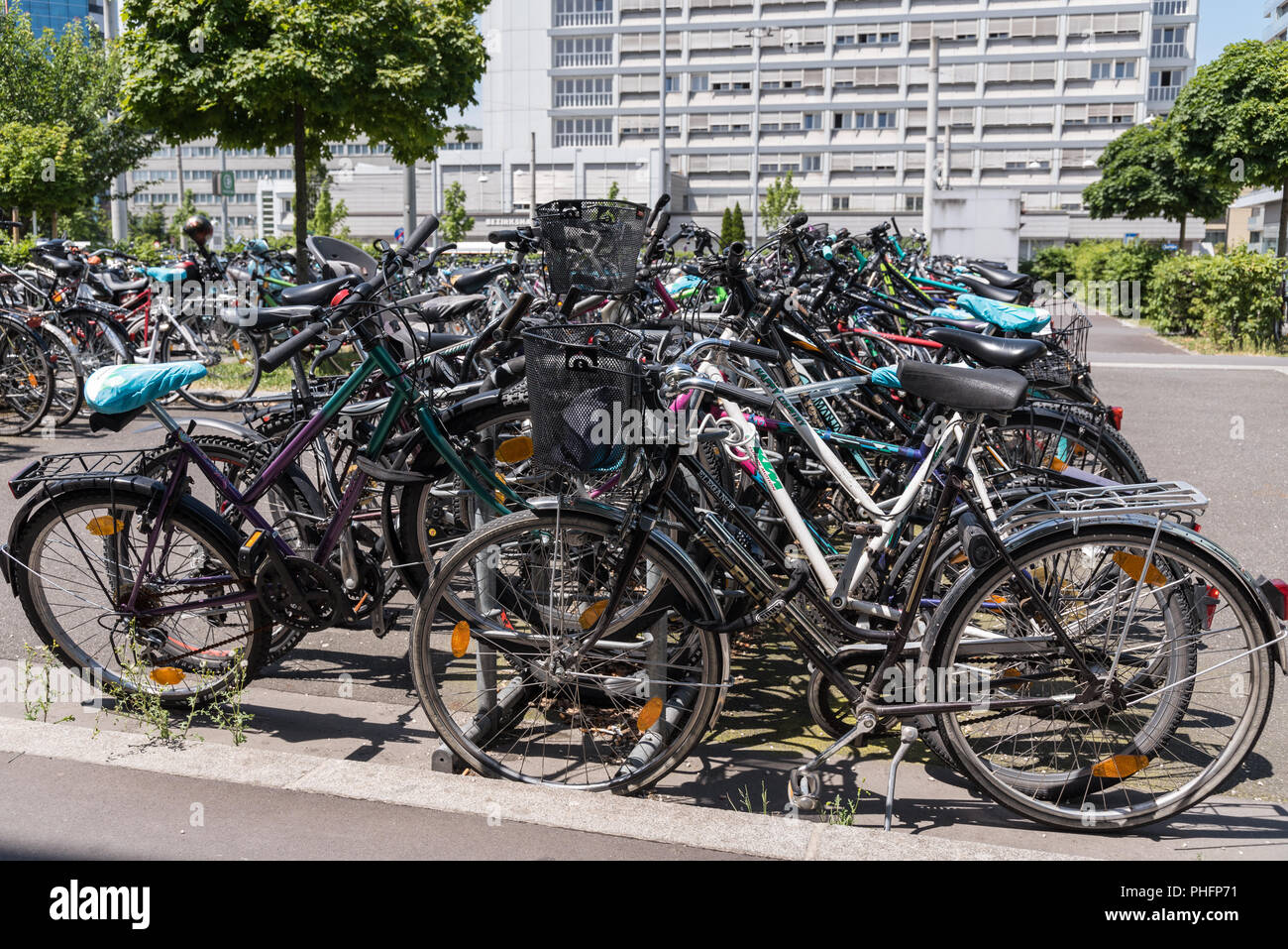 Il ferro di cavallo-caos - molte biciclette bike Parcheggio Foto Stock