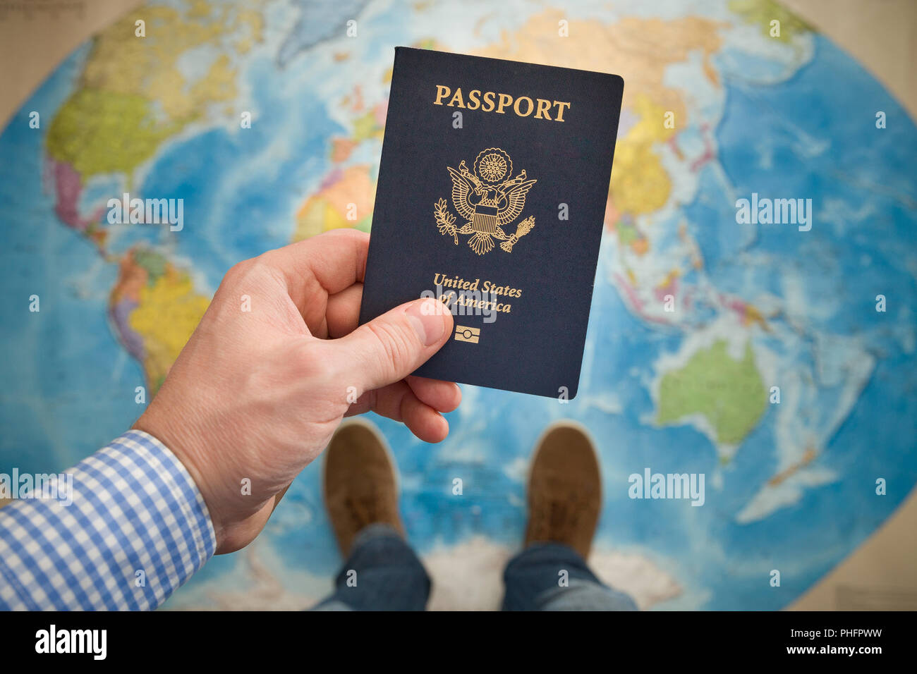 Man mano ci tiene il passaporto. Lo sfondo della mappa. Pronto per il viaggio. Aprire il mondo. Foto Stock