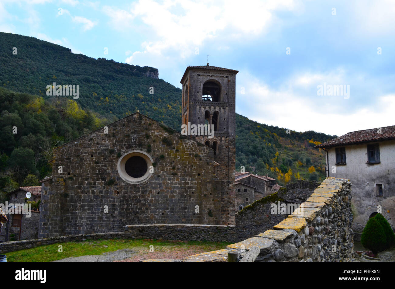 La chiesa e il campanile di Sant Cristòfol de generano, un esempio di inizio di stile romanico in Alta Garrotxa, Pirenei catalani Foto Stock