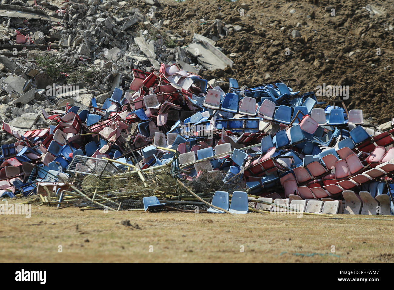 Bucarest, Romania - 1 Settembre 2018: persone visitano lo stadio Ghencea prima di essere completamente demolito e può vedere mucchi di sedili in plastica, sporcizia un Foto Stock