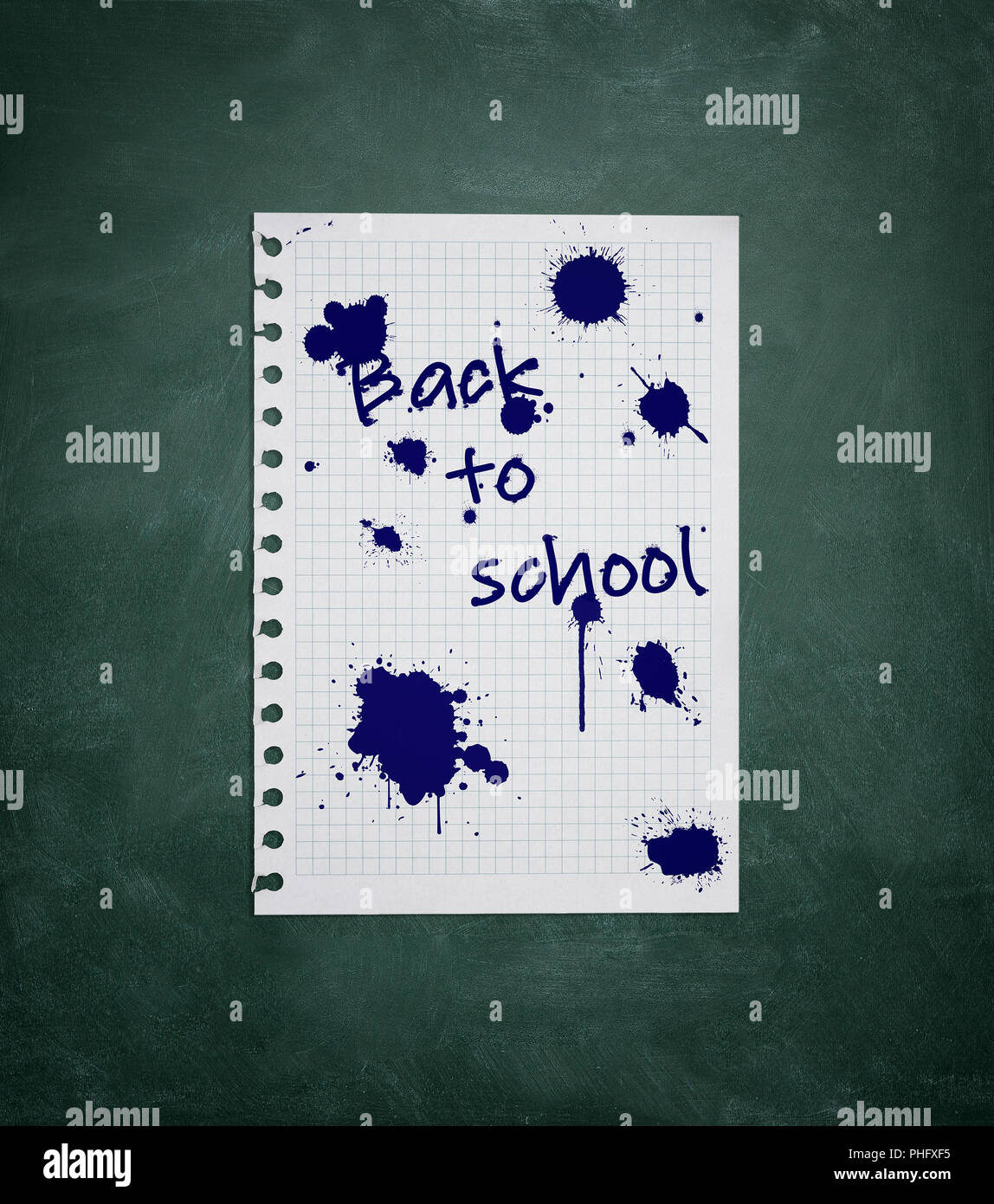 Pezzo di carta con iscrizione torna a scuola su chalk board Foto Stock
