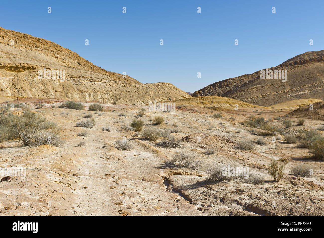 Montagne polveroso e profondi crateri. Foto Stock