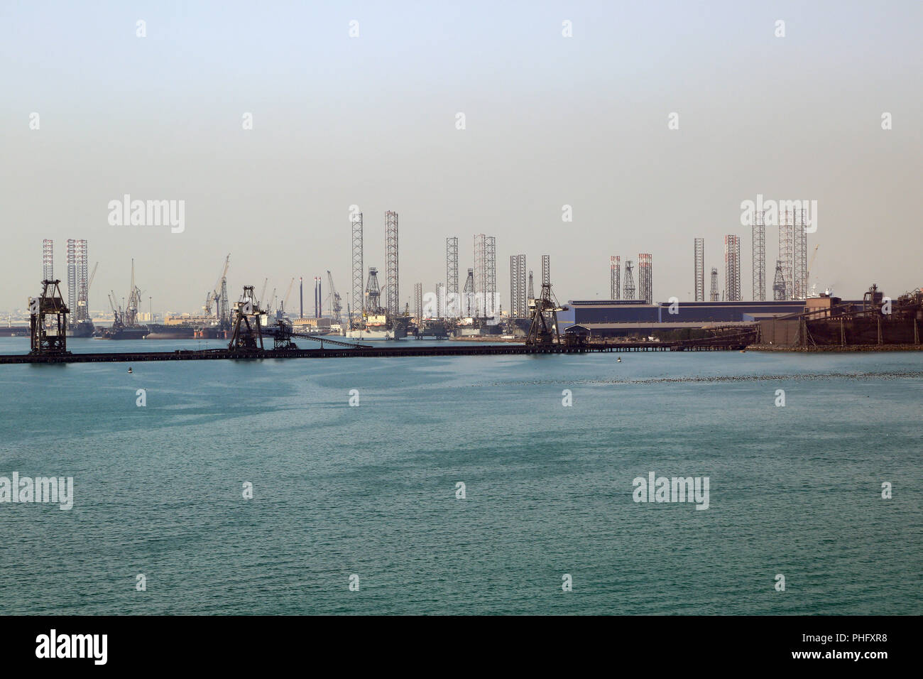Il Bahrain, Manama, porto industriale con impianti di trivellazione del petrolio Foto Stock