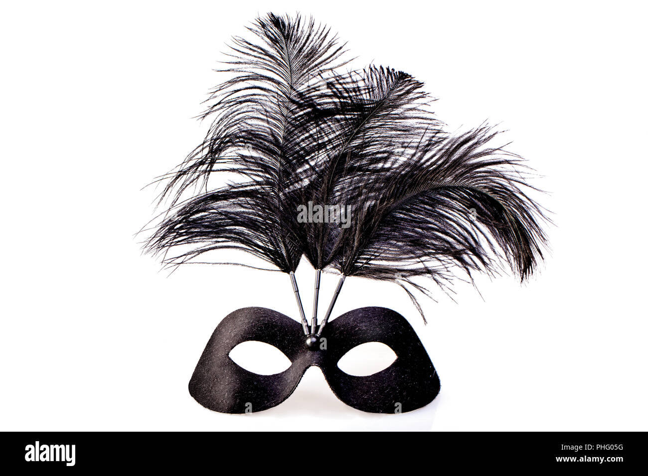 Black Masquerade Mask su uno sfondo bianco. Studio shot Foto Stock
