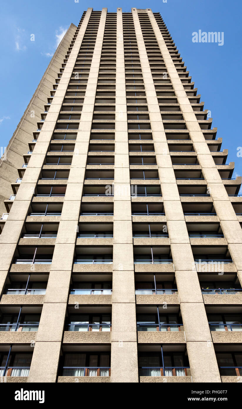 Il Barbican station wagon, Londra, Regno Unito. Il 43-storey Cromwell torre sulla strada della seta fu completato nel 1973 Foto Stock