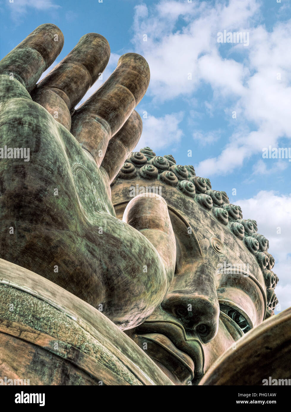 Mano di Buddha gesto significato Abhaya, nessuna paura. Il abhaya mudra è realizzato con il palmo aperto della mano destra. Close up dettaglio di Tian Tan Buddha in Lant Foto Stock