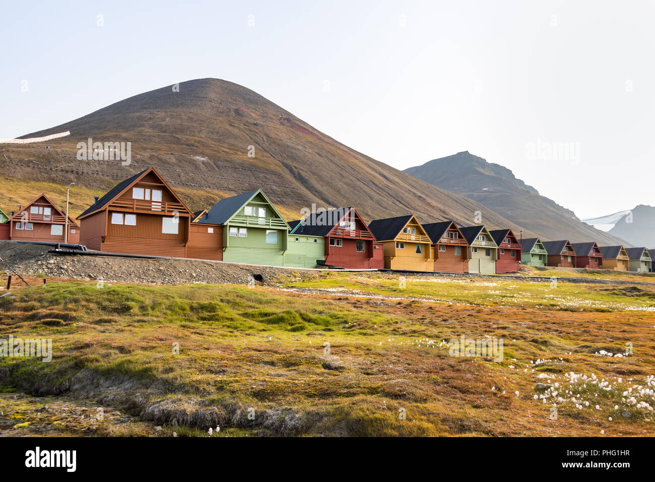 Colorate case di legno lungo la strada in estate, Longyearbyen, Svalbard, Norvegia. Foto Stock