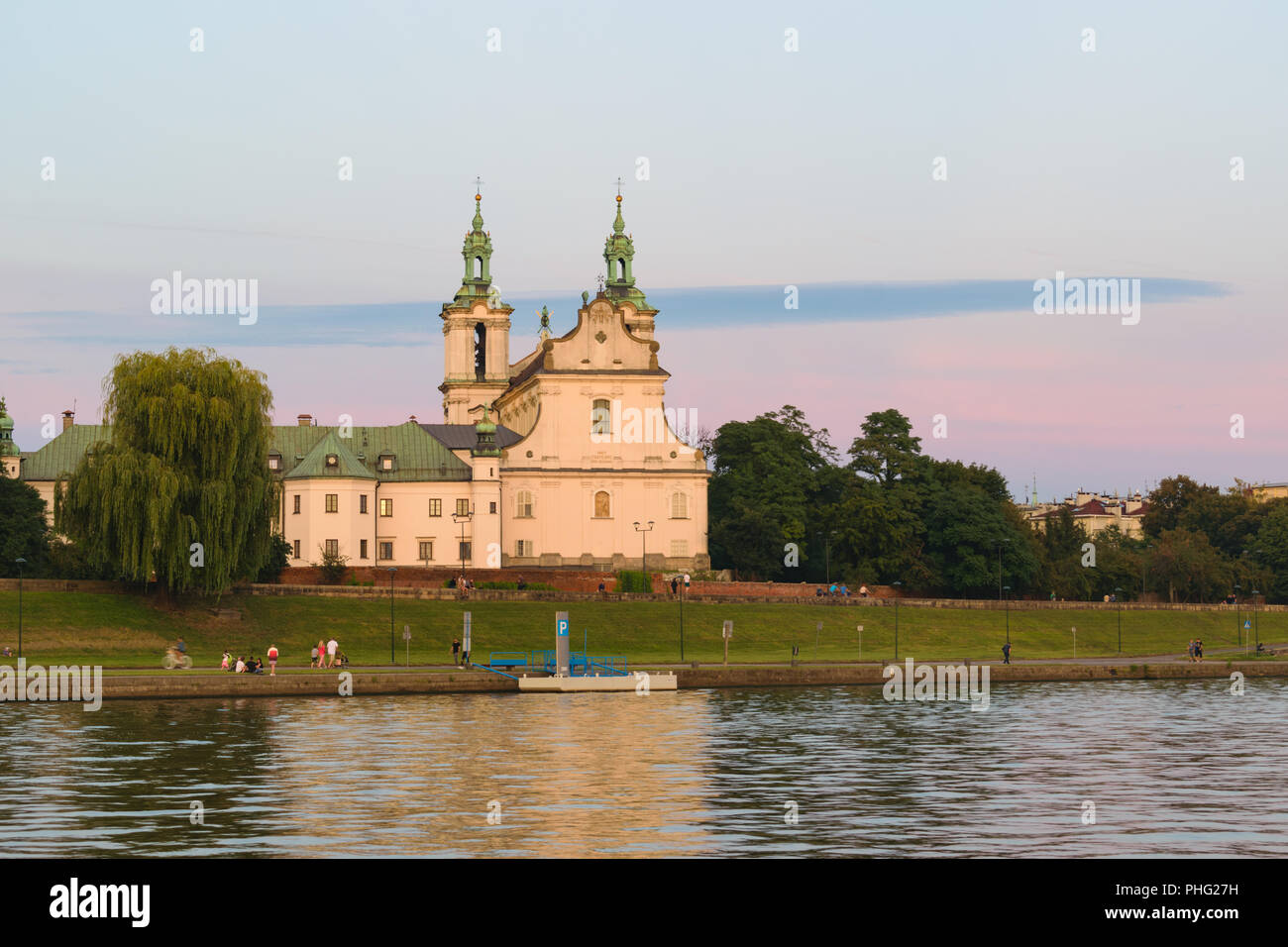 Chiesa di San Michele Arcangelo e San Stanislao Vescovo e martire e Pauline Monastero dei Padri, Skałka, (Chiesa sulla roccia) dal fiume Vistola Foto Stock