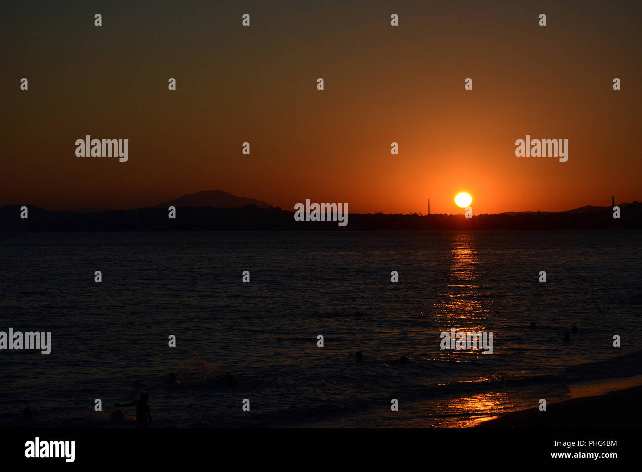 Un tramonto di Atene con il suo rosso e arancio e giallo colore in modo maestoso Foto Stock