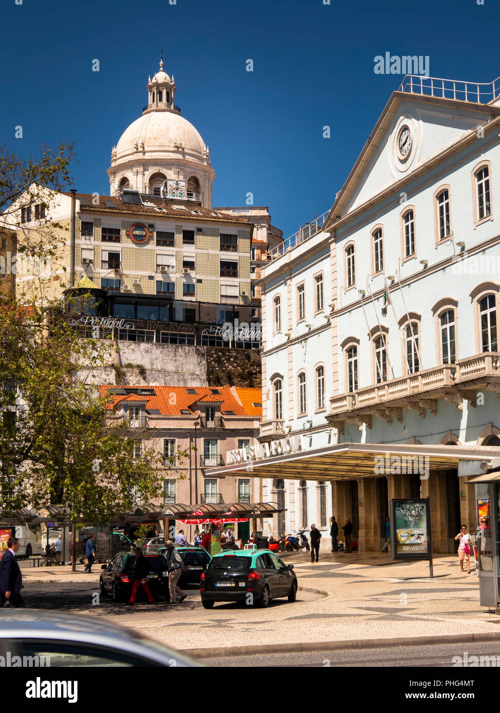 Il Portogallo, Lisbona, Santa Apolonia stazione ferroviaria sotto la cupola di Panteo Nacional, il Pantheon Nazionale del XVII secolo la chiesa barocca trasformato in moderno- Foto Stock