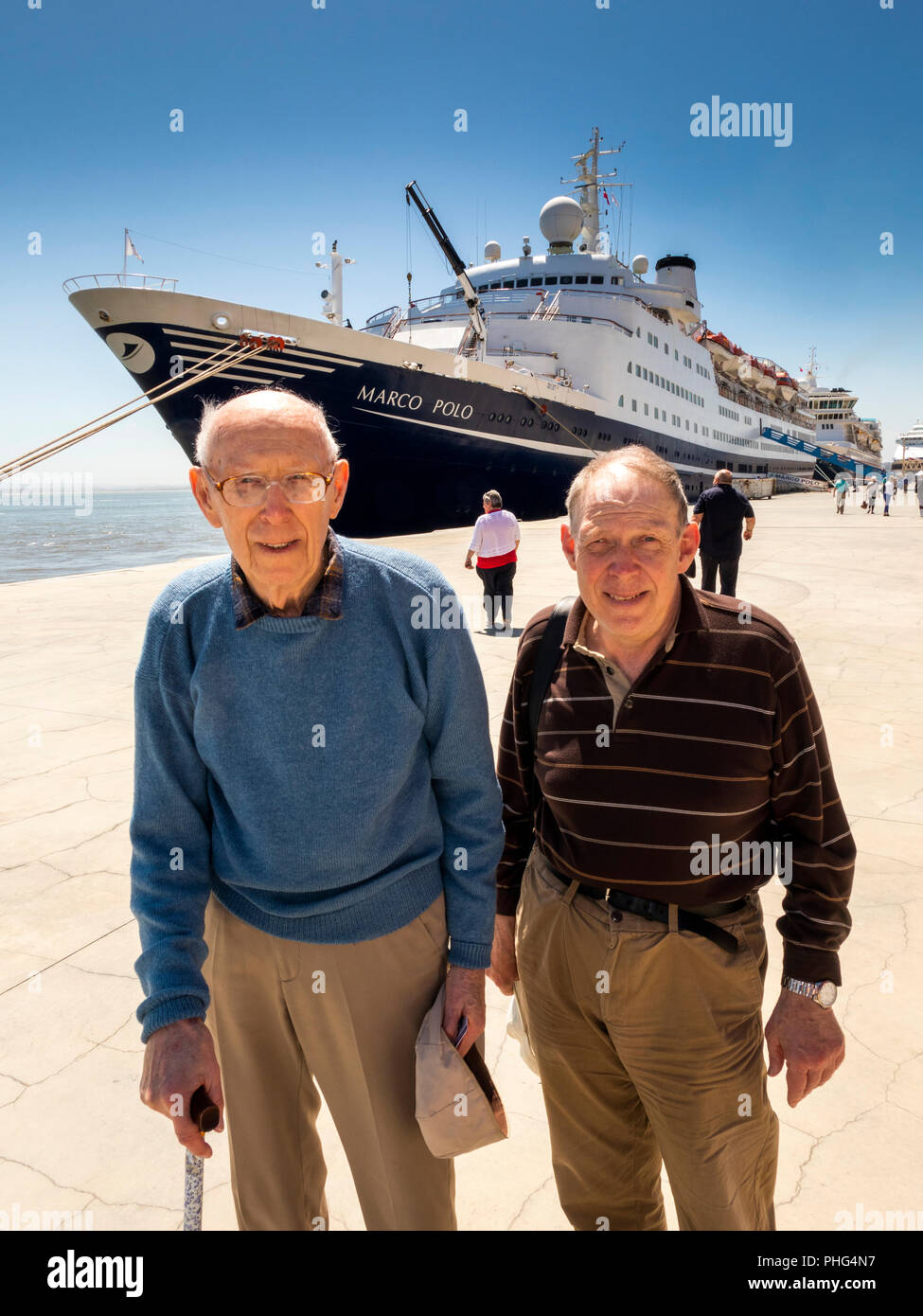 Il Portogallo, Lisbona, Santa Apolonia Cruise Terminal, vecchi e passeggero disabile sulla banchina a MV Marco Polo Foto Stock