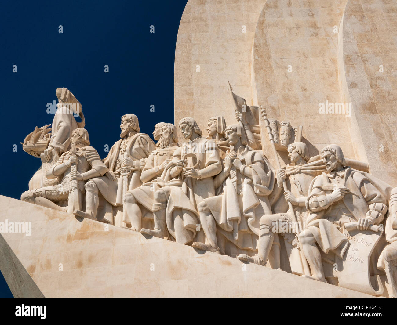 Il Portogallo, Lisbona, Belem, Padrao dos Deccobrimentos, il Monumento delle Scoperte, memoriale per gli esploratori marinara, statue dettaglio Foto Stock